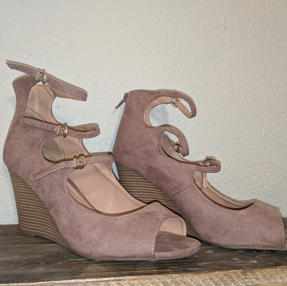 Strappy suede wedges
